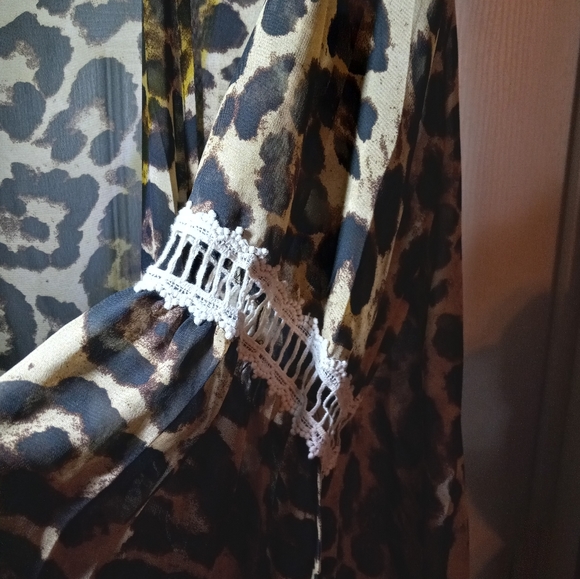 Grance and Emma leopard and lace shawl with sleeves - Picture 4 of 5